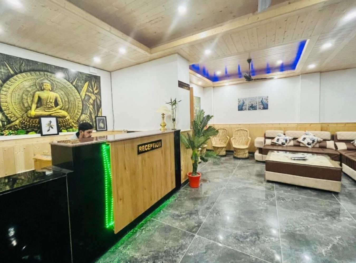Hotel Sakura Palace Manāli Extérieur photo